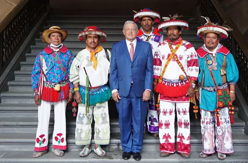  Caravana Wixárika firma acuerdo con AMLO para restitución de sus tierras