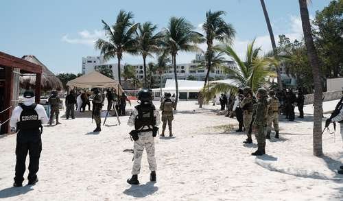  Expulsan a ambulantes de zona hotelera en Cancún