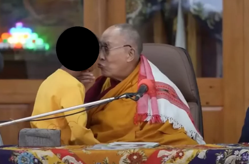  Dalai Lama besa a niño en la boca y le pide «chuparle» su lengua