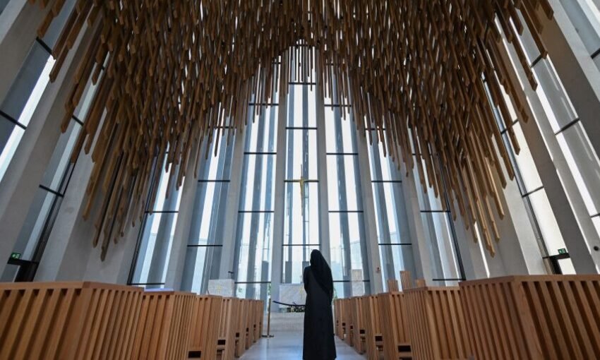 La Casa de la Familia Abrahámica cumple un mes desde su apertura a los visitantes uniendo a musulmanes, judíos y cristianos en los Emiratos Árabes Unidos.