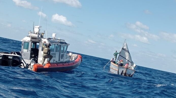 La Armada de México rescata a siete balseros que se encontraban a la deriva en una embarcación sin propulsión al noreste de Isla Mujeres.