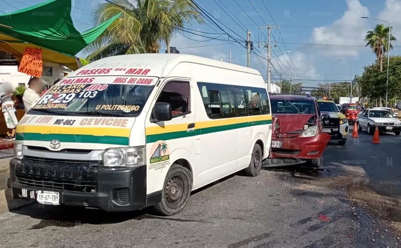 Este jueves 7 de marzo, un accidente de tránsito en Cancún dejó seis personas heridas tras una colisión entre una camioneta y una combi de la Ruta 29