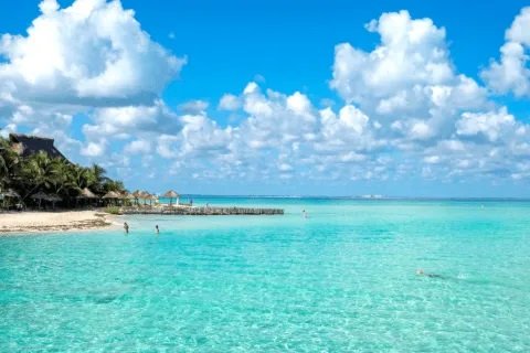 Con aguas cristalinas, arenas blancas y paisajes de ensueño, Isla Mujeres ofrece una experiencia inolvidable.