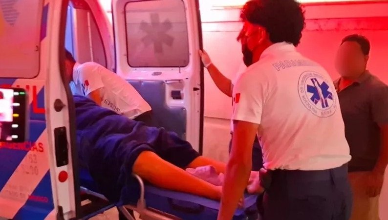 La mujer, quien presentaba lesiones tras su caída, pidió ayuda a vecinos de la zona, quienes rápidamente llamaron a las autoridades