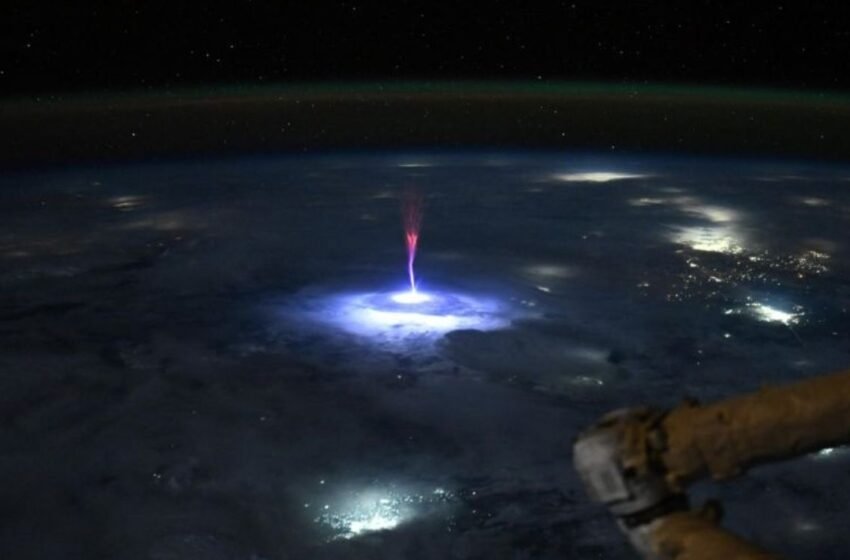 Astronauta de la NASA capta misterioso rayo rojo sobre México: ¿Qué son los sprites eléctricos?