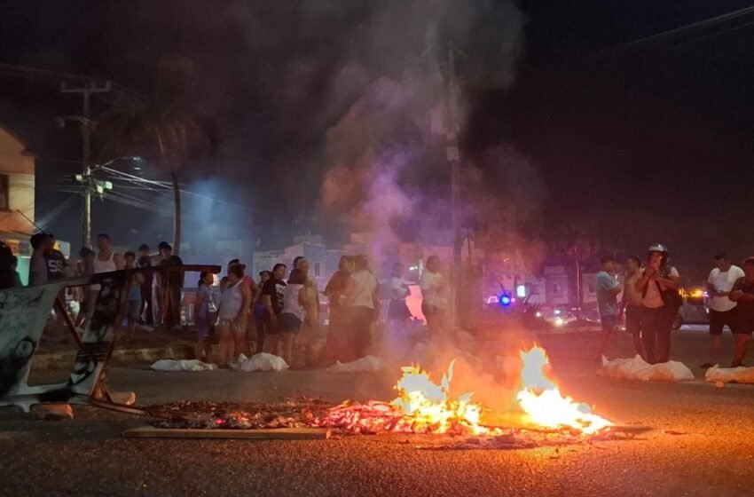  Vecinos de Villas Otoch Paraíso bloquean avenida en Cancún por constantes apagones
