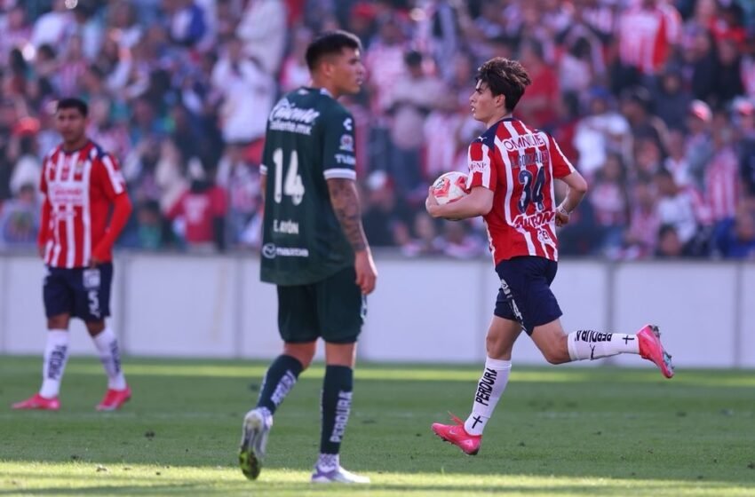  Chivas derrota 2-1 al León en amistoso en Chicago con gran actuación de Cade Cowell