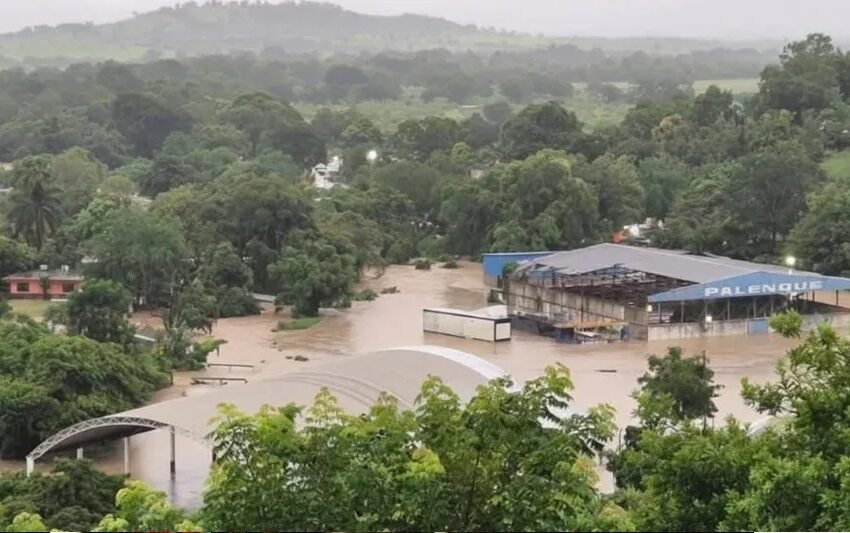  Poza Rica amanece bajo el agua tras el desbordamiento del río Cazones en Veracruz