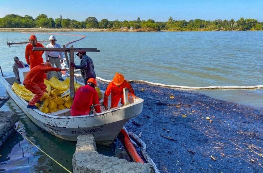 Pemex intensifica labores de limpieza en el río Pantepec tras fuga de hidrocarburo en Veracruz