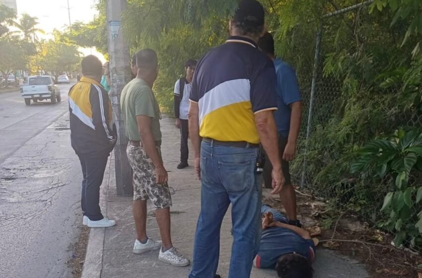  Estudiante de la UNID sufre violento asalto en Cancún; maestros y alumnos detienen al agresor