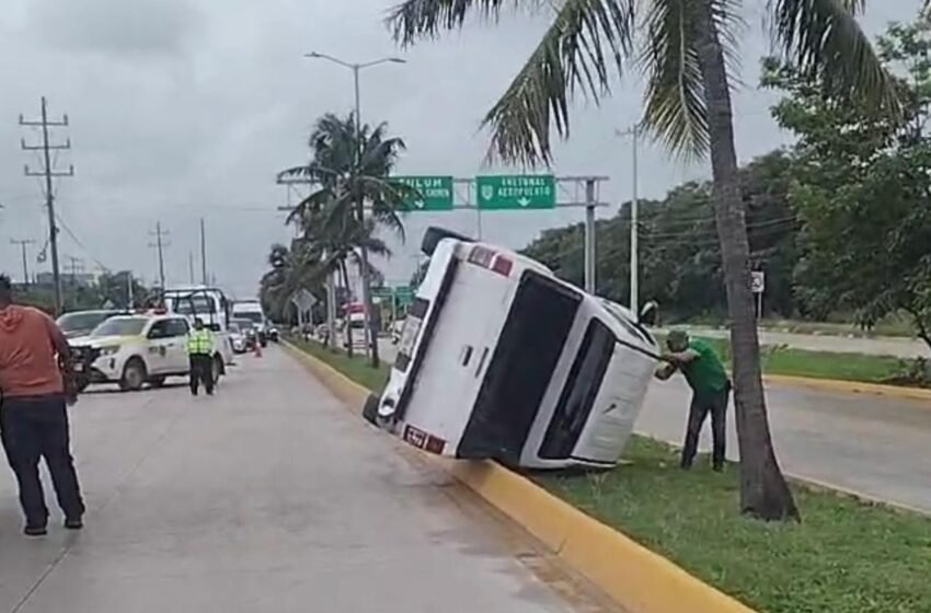  Camioneta vuelca en el bulevar Luis Donaldo Colosio por exceso de velocidad y pavimento mojado en Cancún