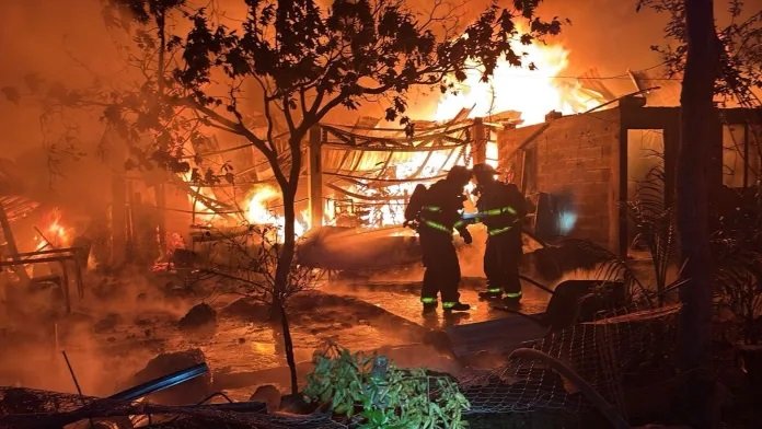  Incendio en bodega hotelera de Cancún deja solo daños materiales; bomberos descartan personas lesionadas