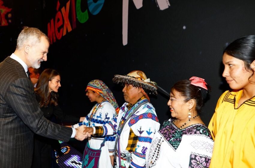  Reyes de España se reúnen con pueblos originarios de México en FITUR 2026; Sheinbaum lo califica como “un símbolo”