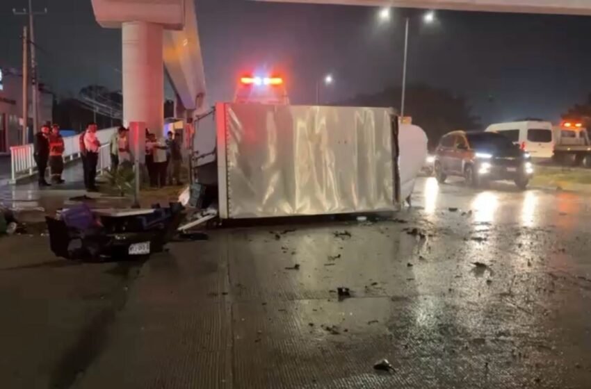  Aparatoso accidente anoche en Cancún: camioneta volcó rumbo al Aeropuerto sobre el bulevar Colosio