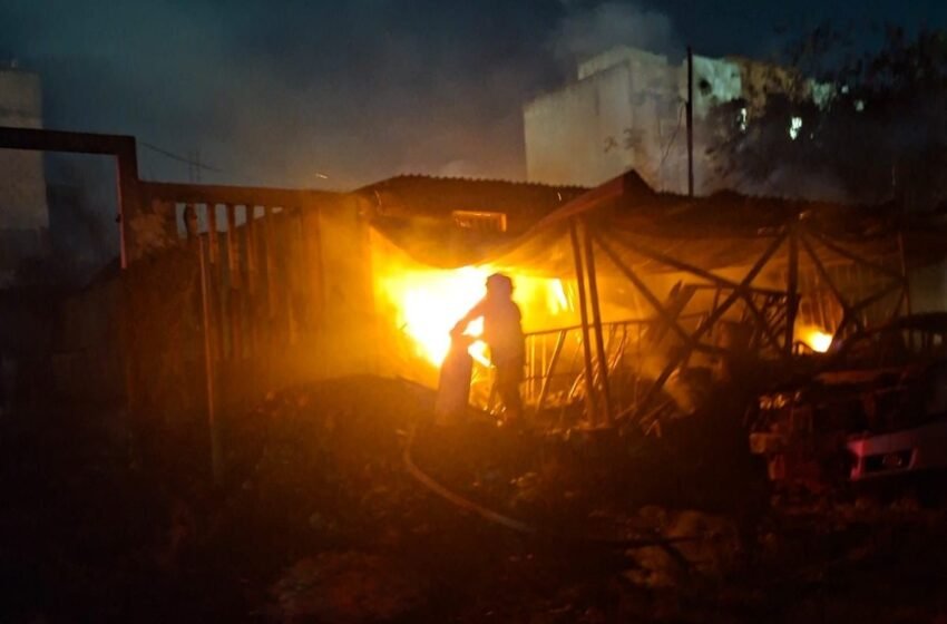  Voraz incendio consume vivienda y taller de carpintería en Cancún; familia pierde todo su patrimonio