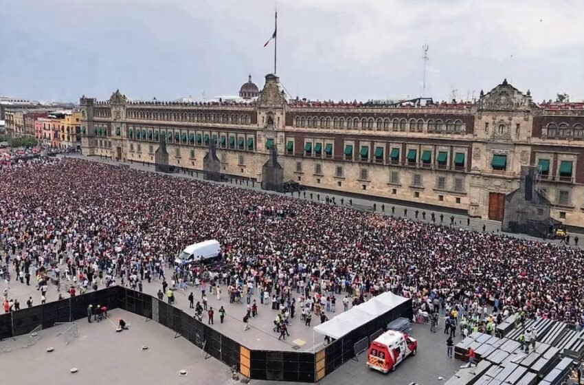  Más de 50 mil ARMYs llenan el Zócalo de CDMX para ver a BTS en Palacio Nacional junto a Claudia Sheinbaum
