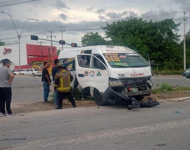  Chofer huye tras choque con combi en Cancún sin saber que no fue responsable del accidente