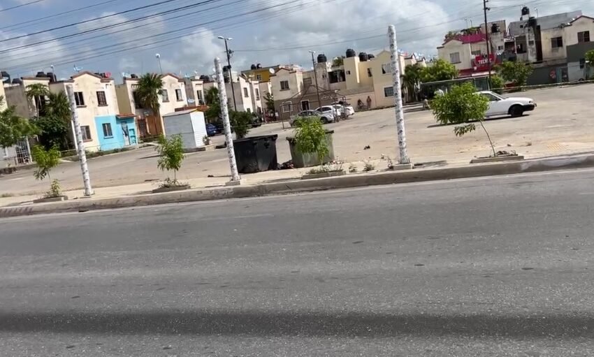  Hallan cuerpo decapitado junto a un contenedor de basura en Villas Otoch Paraíso, Cancún