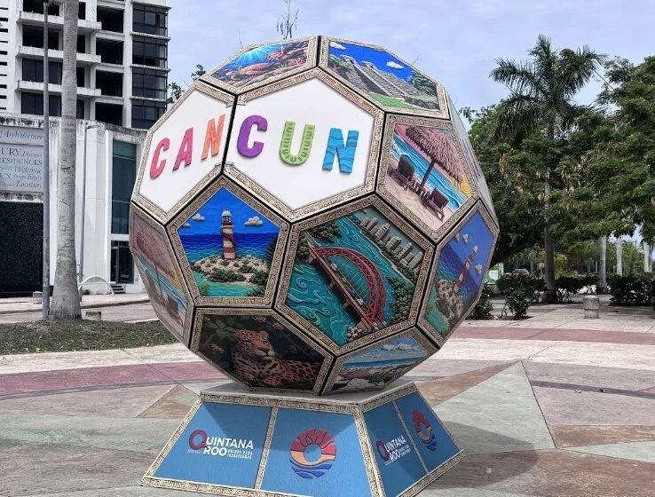  Cancún se viste de Mundial: Instalan balones gigantes y preparan actividades para la Copa del Mundo 2026