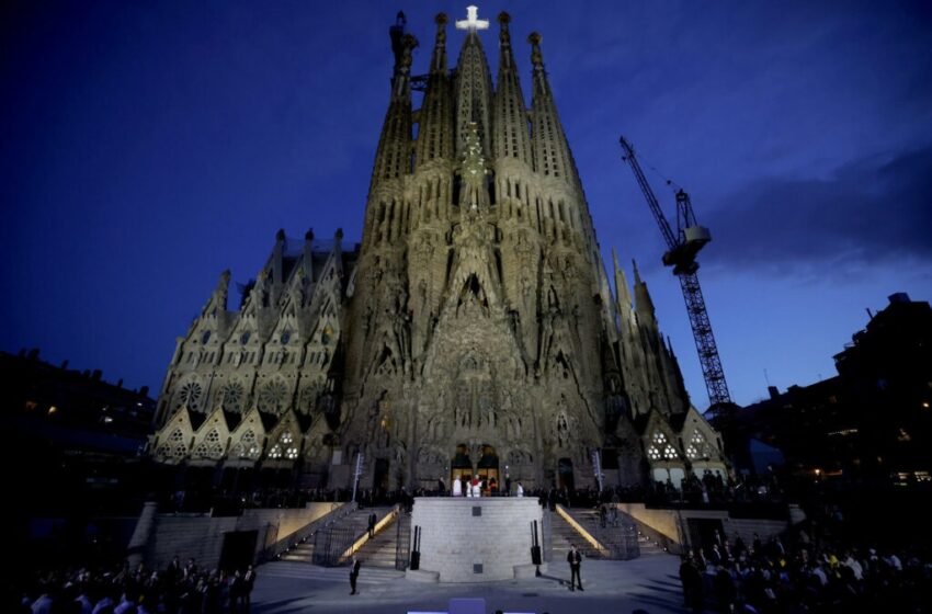  Papa León XIV bendice la Sagrada Familia de Barcelona y envía un mensaje de paz ante miles de fieles