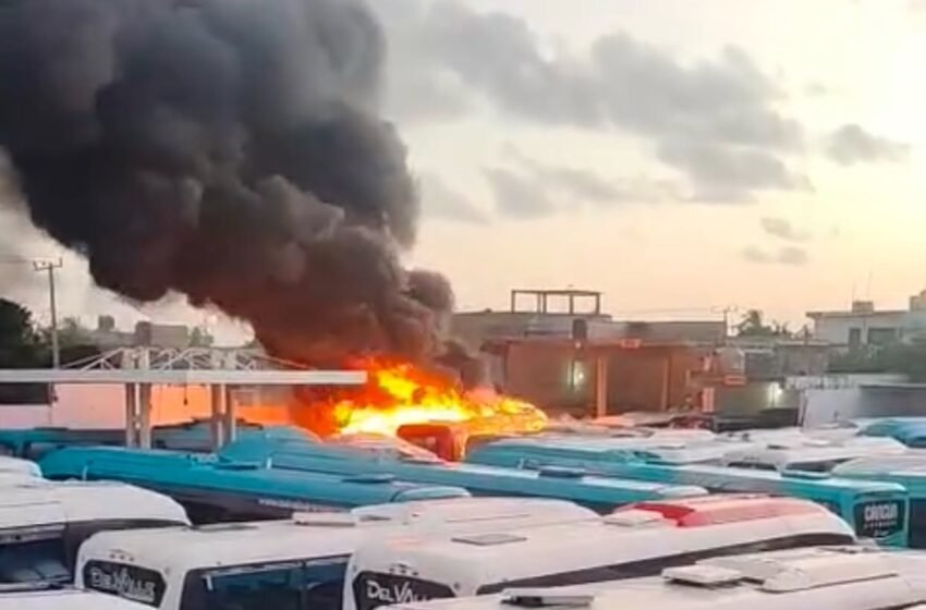  Incendio en encierro de autobuses Del Valle en Cancún consume seis unidades y deja pérdidas millonarias