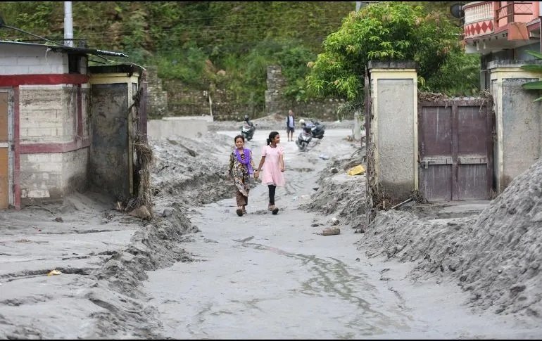  Nepal supera los mil 100 muertos por devastadoras inundaciones; casi 4 mil 900 siguen desaparecidos