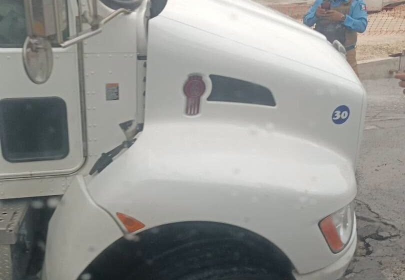  Camión de carga queda atrapado en socavón sobre el bulevar Kukulcán en Cancún